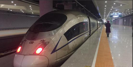  穿越霧霾區(qū)的高鐵，塵埃布滿整個車身